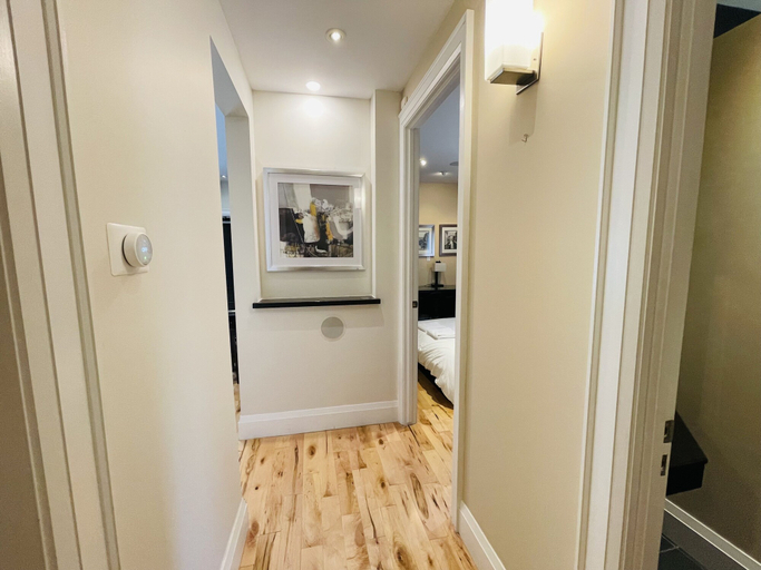 Others 4, Chic Two Bedroom Downtown Condo, Hamilton