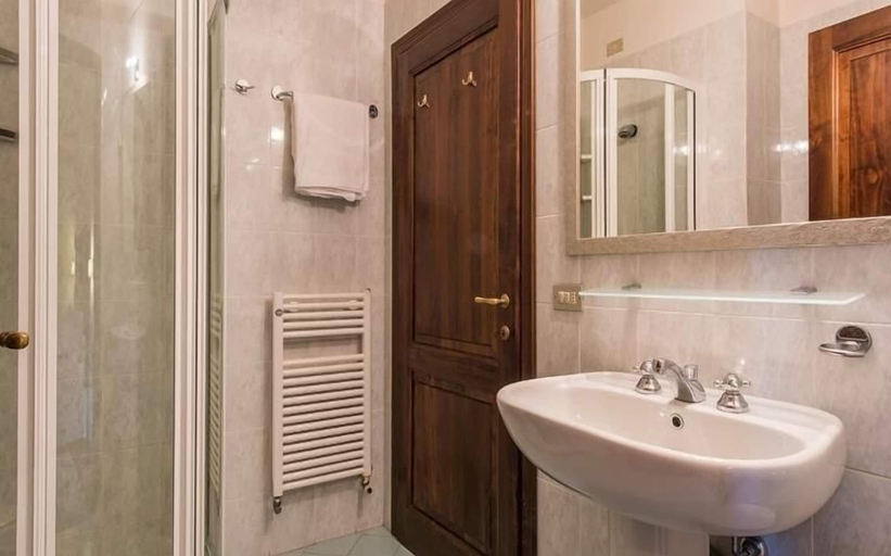 Bathroom 5, Villa Piandaccoli, Florence