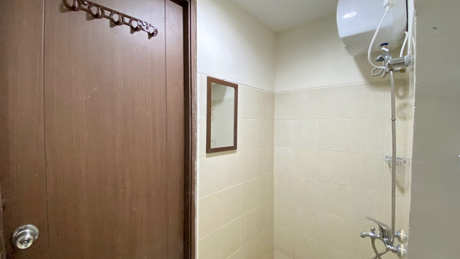 Bathroom 2, Homey Studio Apartment at Harvard Jatinangor near IPDN, Sumedang
