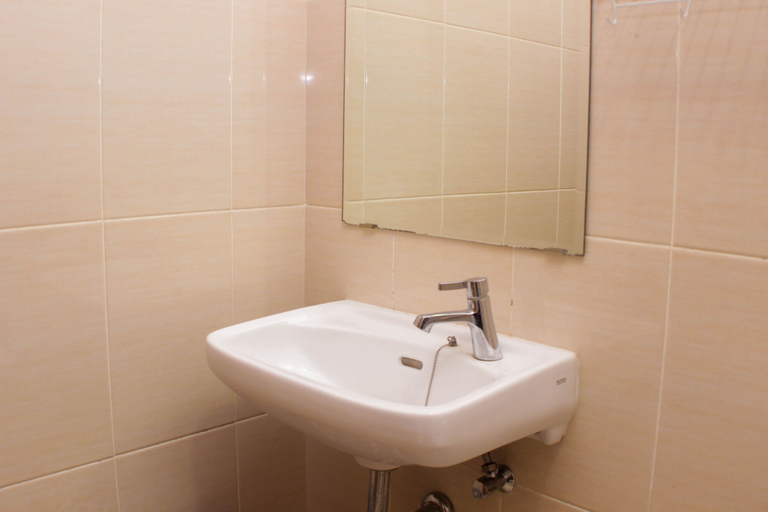 Bathroom 3, Comfort Studio Room At Oasis Cikarang Apartment, Cikarang