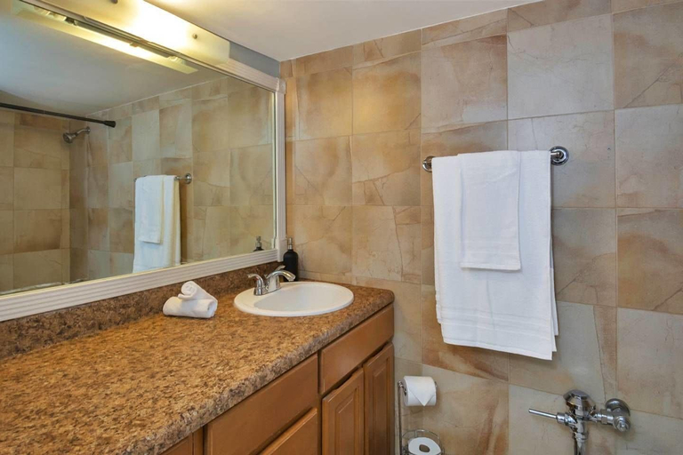 Bathroom 3, Gorgeous Spot in Hallandale Beach With Pool!!, Broward