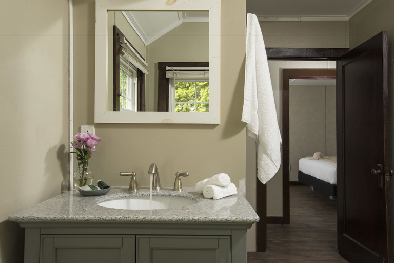 Bathroom 5, Lake Bomoseen Lodge, Rutland