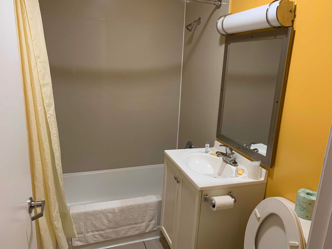 Bathroom 3, Scottish Inns, Burlington
