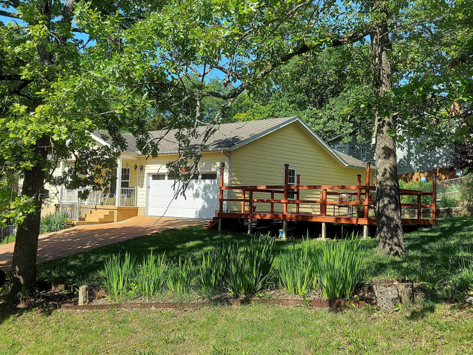 Exterior & Views 2, Blue Bird Hill with Deck & Middle of Branson Location, Taney