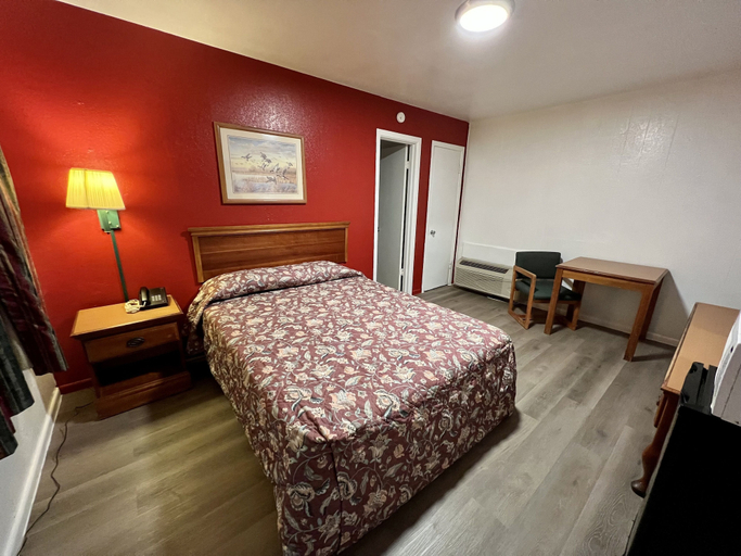 Bedroom 5, Western Motel, Taylor