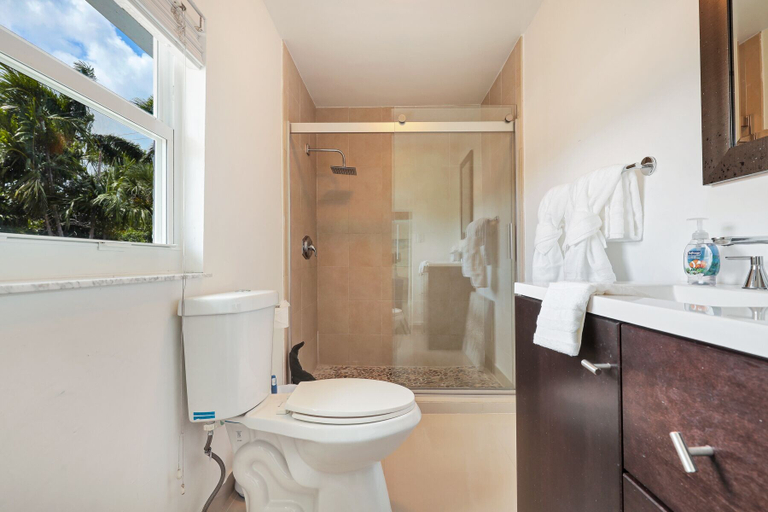 Bathroom 3, Family-Friendly Beach House, Steps to Beach, Broward
