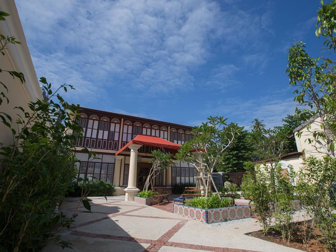 Exterior & Views 1