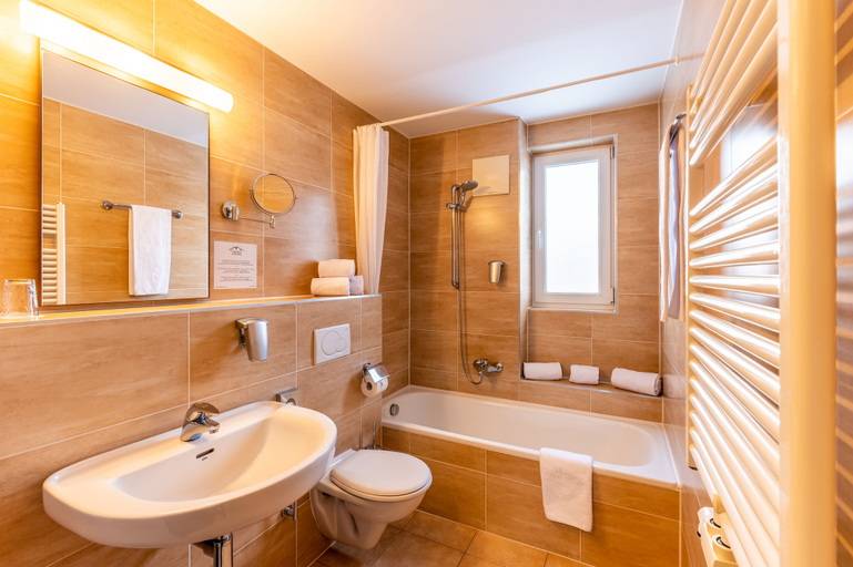 Bathroom 4, Club Hotel am Kreischberg, Murau