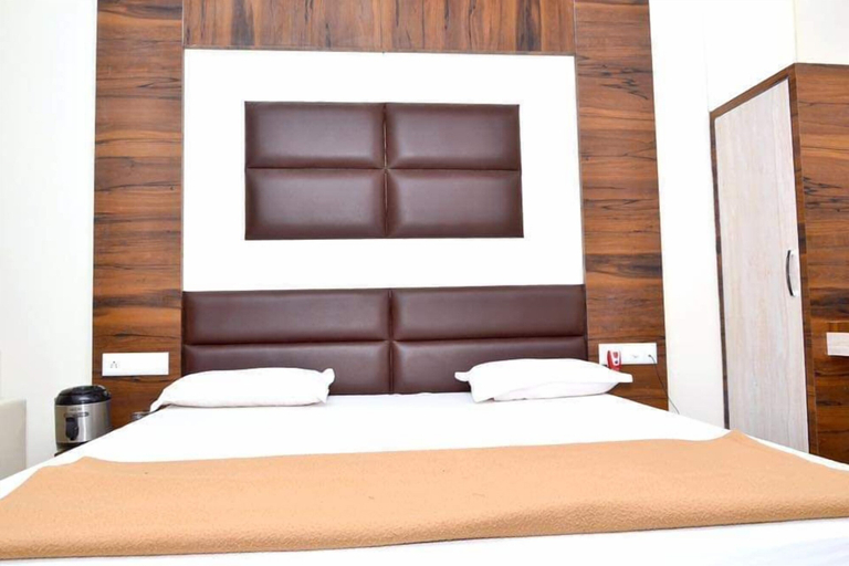 Bedroom 2, The New Holiday Inn, Mahesana