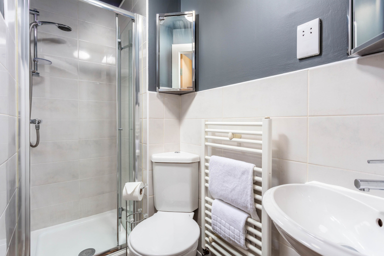 Bathroom 4, Elms Way No33 - Donnini Apartments, South Ayrshire