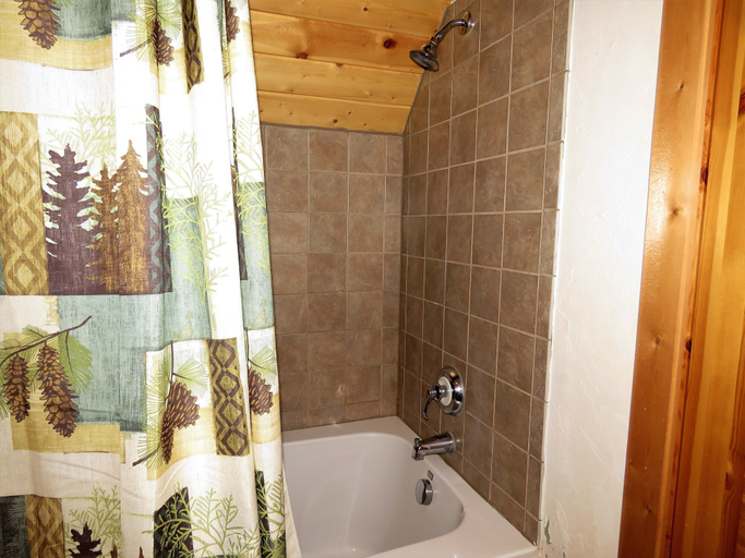 Bathroom 3, The Hideaway Lodge, Fremont