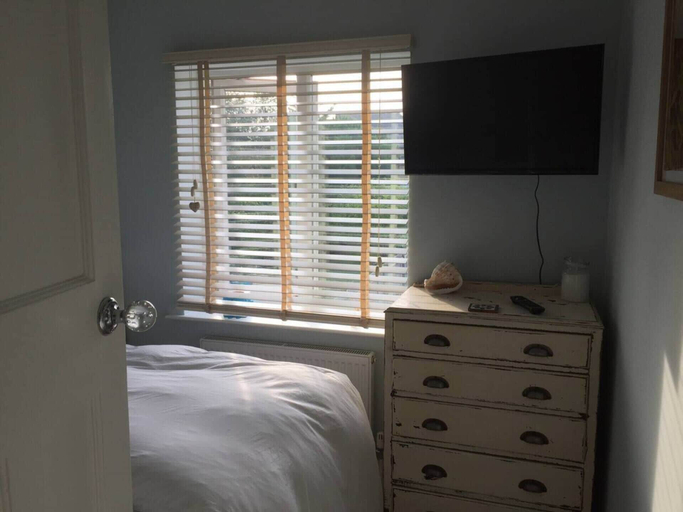 Bedroom 2, Beautiful 3-bed House in Ramsgate, Kent