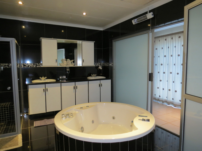 Bathroom 4, Cocomo Guesthouse, Spa and Conference Centre, Bojanala
