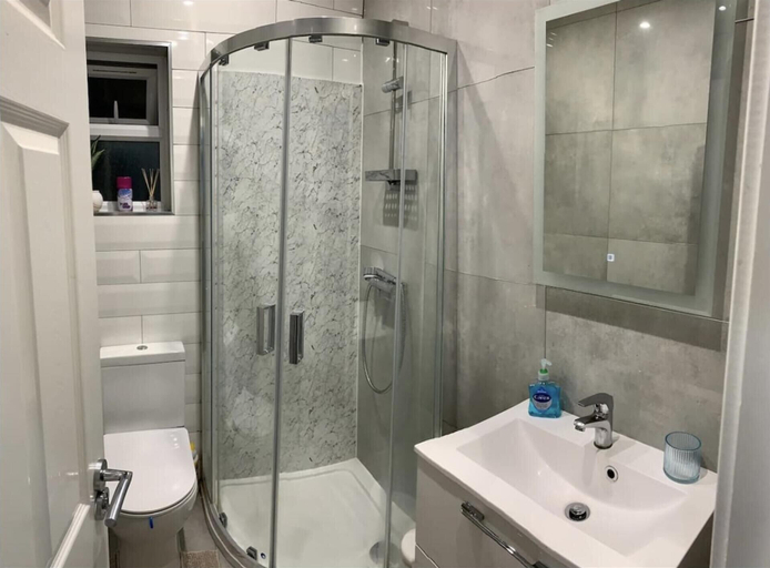 Bathroom 5, Charming 2-bed Apartment, London