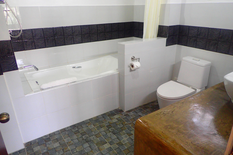 Bathroom 5, Aozora Seaside Mactan, Lapu-Lapu City