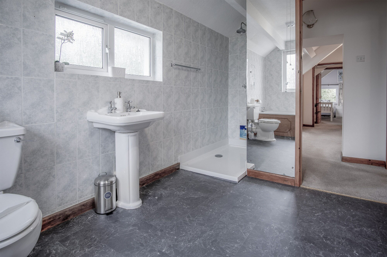 Bathroom 3, Tucking Mill - 3 Bedroom - Stepaside, Pembrokeshire