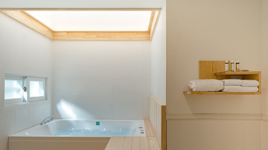 Bathroom 4, Oceanterra, Geoje
