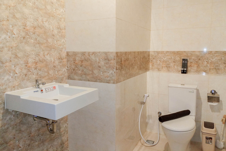 Bathroom 2, Comfy And Easy Access 2Br Apartment At Tanglin Supermall Mansion, Surabaya