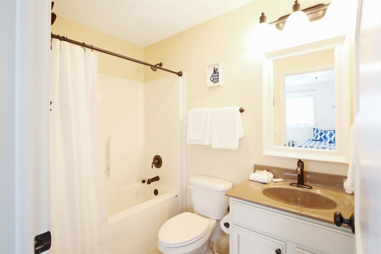 Bathroom 3, Red Anchor #23, La Salle