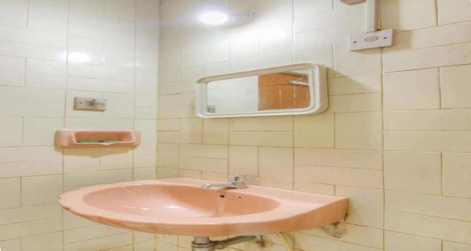 Bathroom 4, Hotel Kismat Mahal, North Goa
