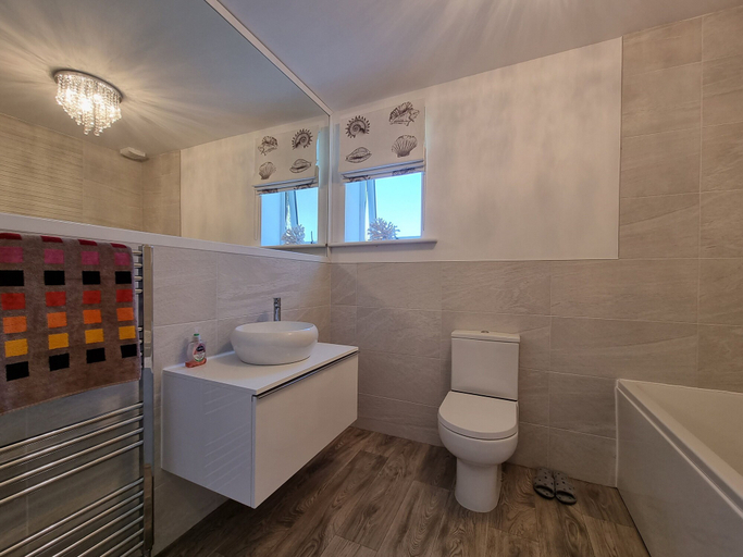 Bathroom 3, Plas Gwyrch Gatehouse, Conwy