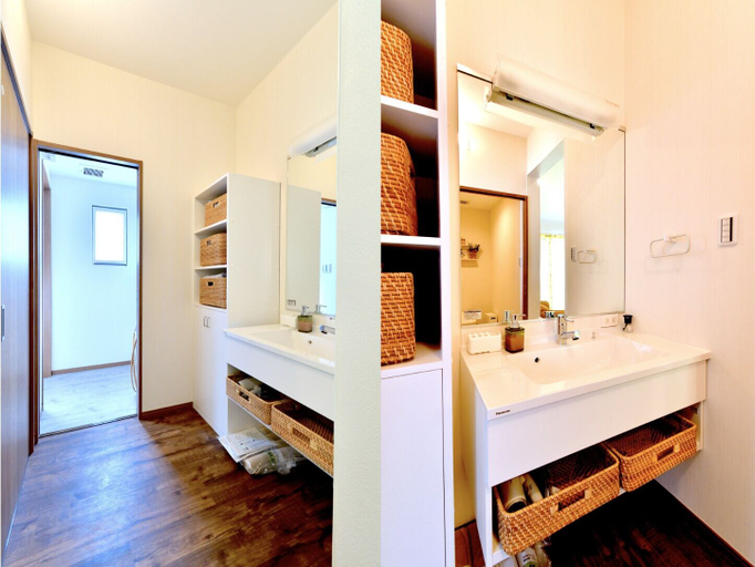 Bathroom 3, Annex B Onna, Onna