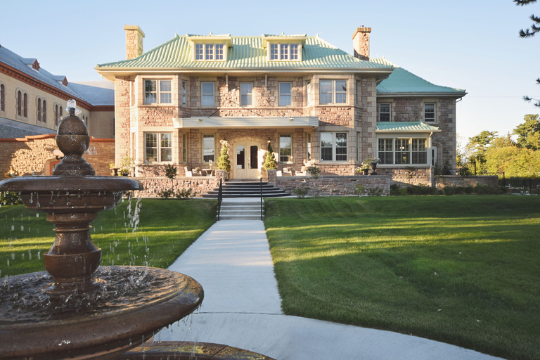 Exterior & Views