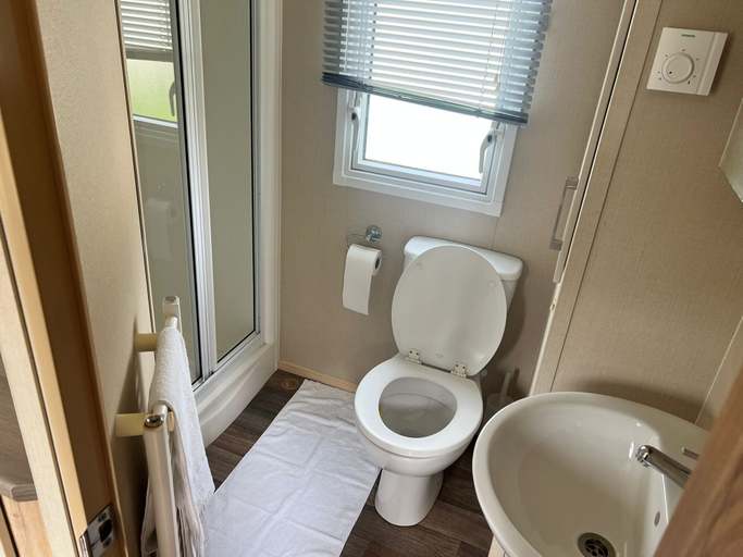 Bathroom, Adorable Caravan in Newquay Bay Resorts Nb98, Cornwall