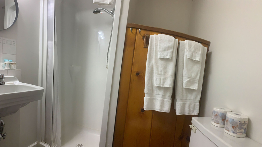 Bathroom, Barefoot Villas Room 7 Kodiak, Kootenay Boundary