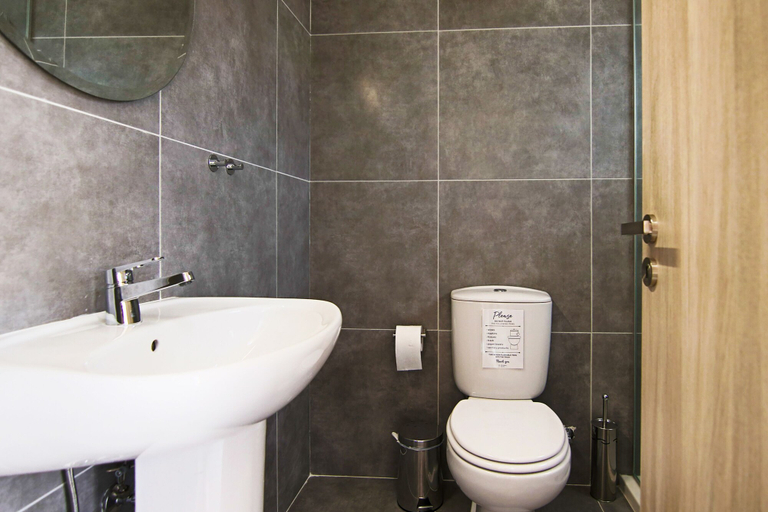 Bathroom, Phaedrus Living City View Fountain Court 08