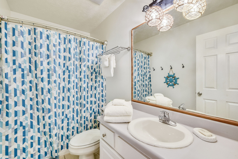 Bathroom 3, The Sandbox by Book That Condo, Bay