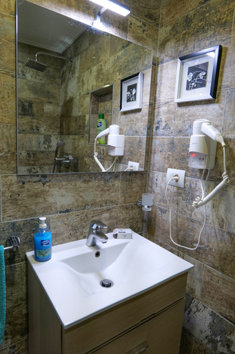 Bathroom 3, Hotel Lindi, Sarandës