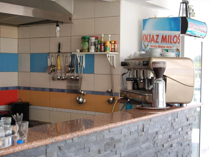 Food & Drinks 4, Vila Elkom