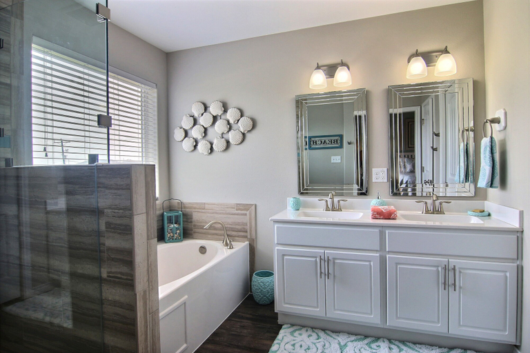 Bathroom 5, Endless Happy Hour, Nueces
