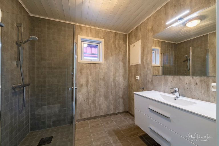 Bathroom 3, Finnvika Lodges, Vestvågøy