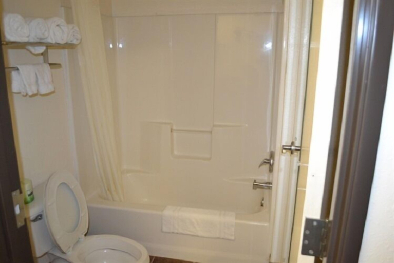 Bathroom 4, The Texas Lodge, Gonzales