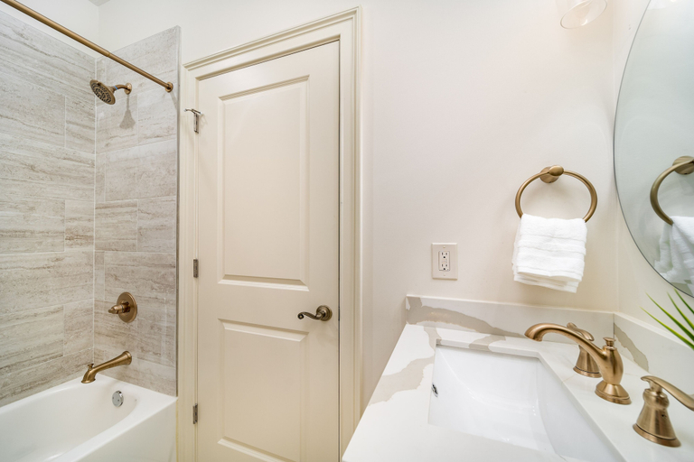 Bathroom 3, The Alexandre, Orleans