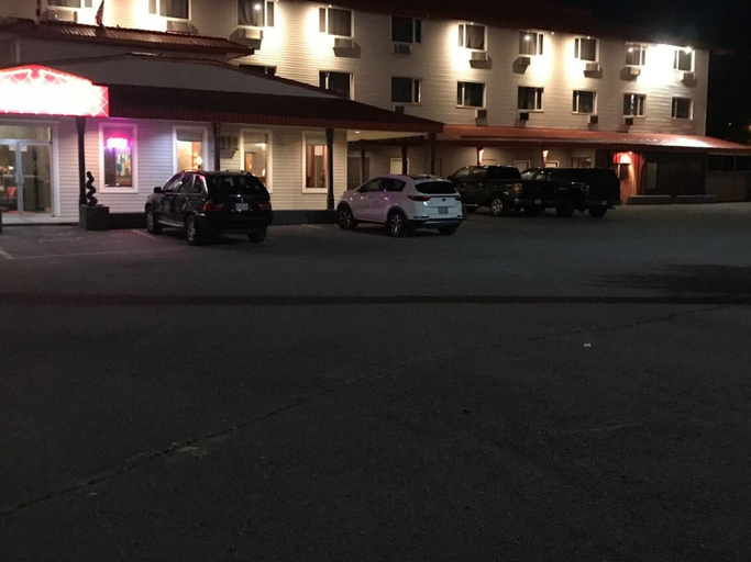 Exterior & Views 2, Hamilton Hotel, Cariboo