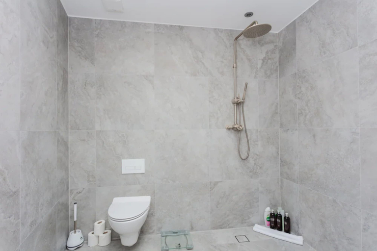 Bathroom 2, Contemporary 2 Bedroom House in Vibrant Shepherds Bush, London