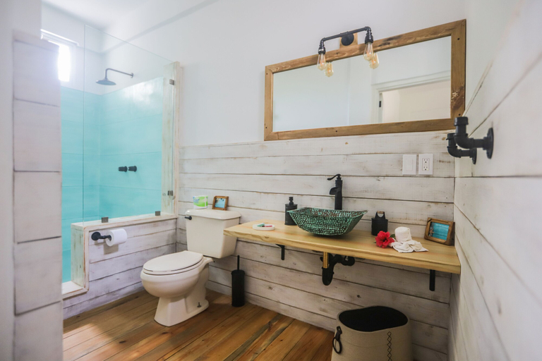 Bathroom 5, Treetops Hotel