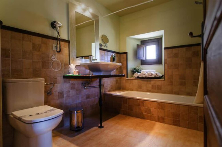 Bathroom, Ligüerre Resort, Huesca