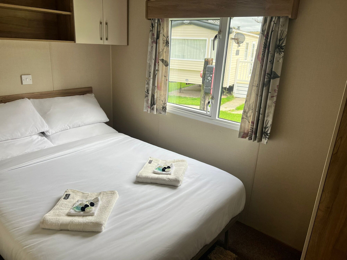 Bedroom 2, Adorable Caravan in Newquay Bay Resorts Nb98, Cornwall