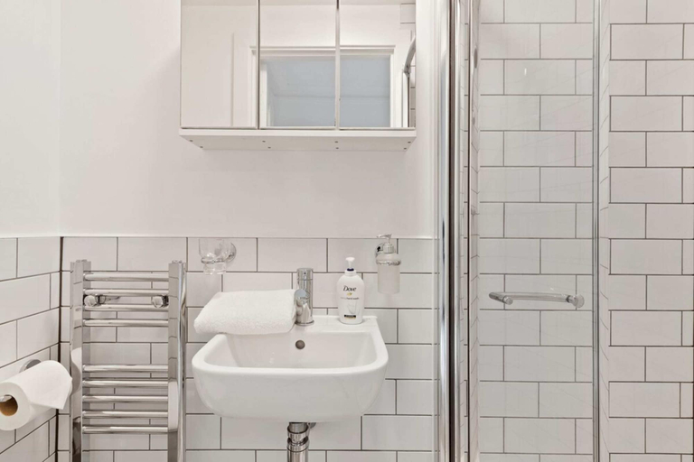 Bathroom 3, Elegant 1 Bedroom Apartment in Brixton, London