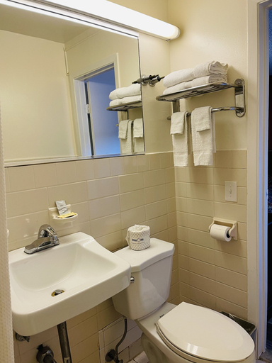 Bathroom 5, Crown Inn, Union