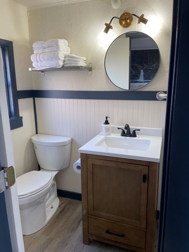 Bathroom 3, Sacajawea Inn, Lemhi