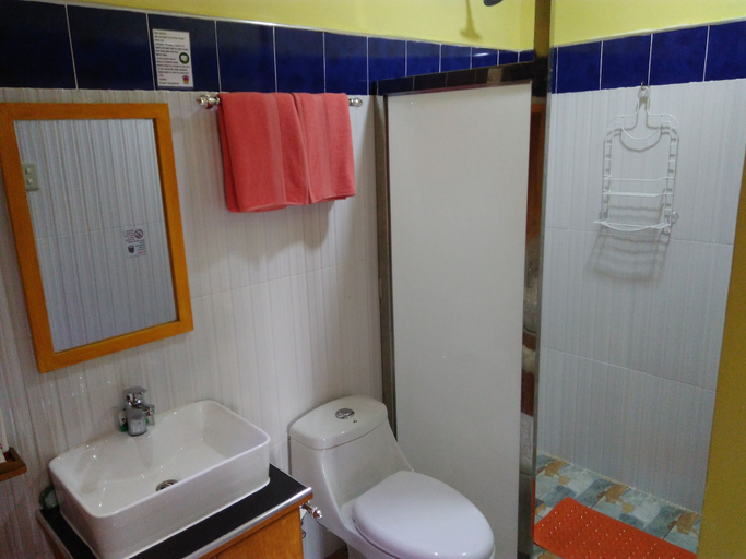 Bathroom 3, Mango's Beachfront Resort, Olongapo City