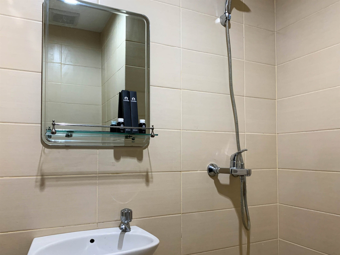 Bathroom 2, Tranquil Living Studio At Belmont Residence Puri Apartment, West Jakarta
