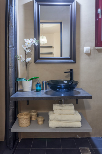 Bathroom 3, A Gift in the Heart of Monastiraki B, Attica