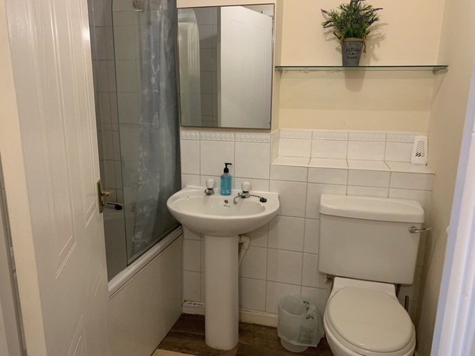 Bathroom, Cosy Corner House, Northamptonshire