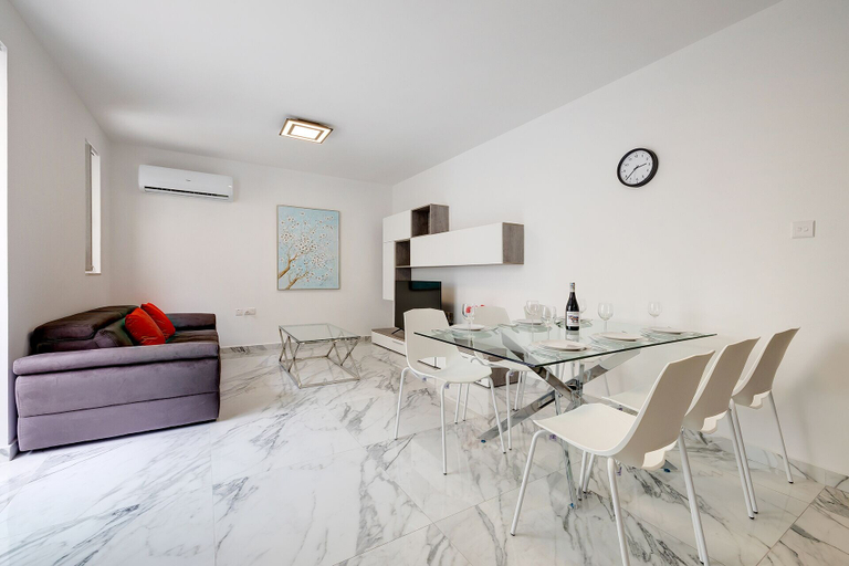 Others 5, Cosy Apartment Steps to St George's Bay
